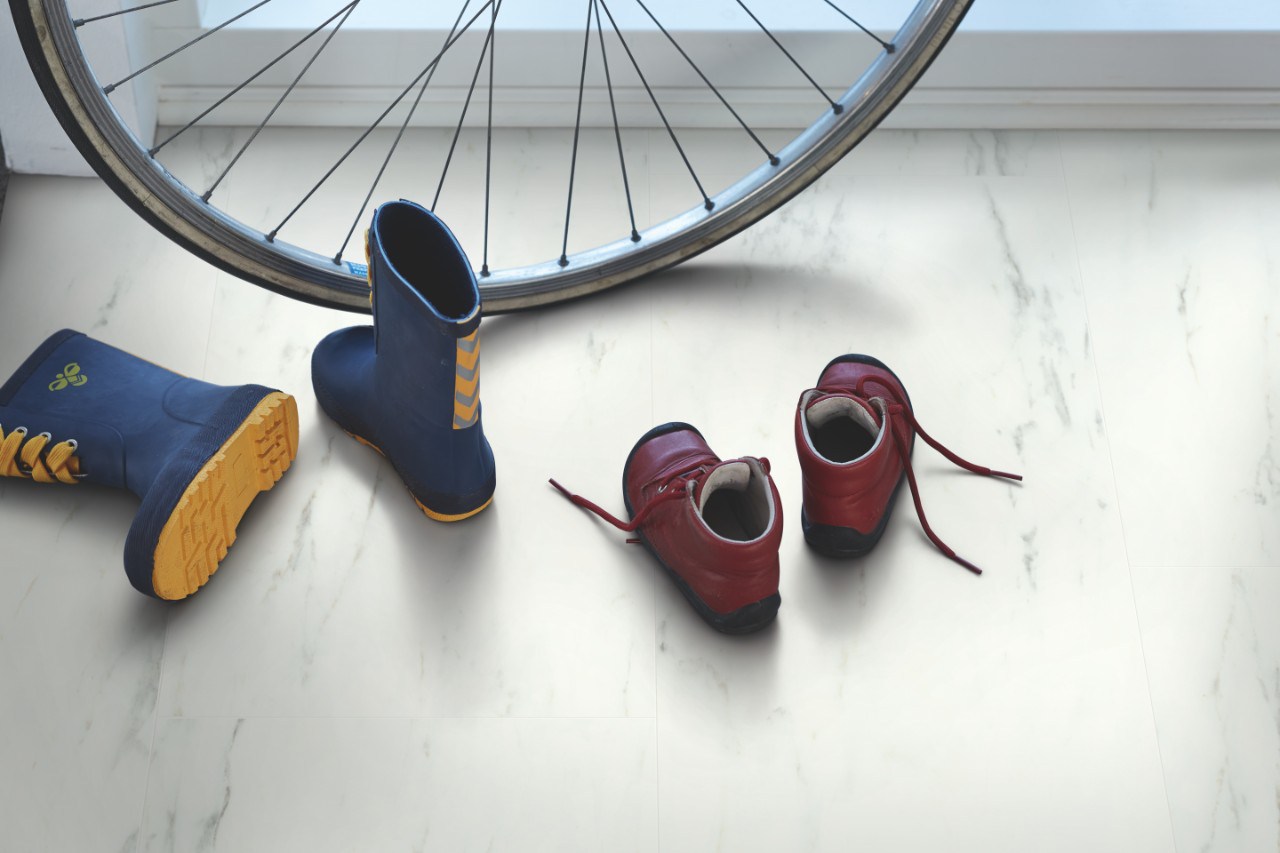 Кварцвиниловая плитка Pergo замковая Optimum Click Tile Мрамор Итальянский V3120-40136 1300×320×4,5 фото в интерьере